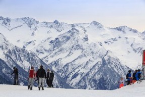 九游网页版官网-世界青年高山滑雪锦标赛中国选手显身手，国际高山滑雪挑战赛