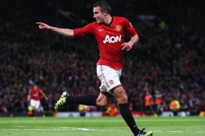 -“东安湖体育公园龙舟赛：队员齐心协力争夺荣耀”