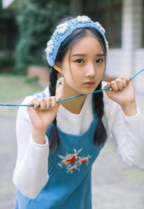 仰泳赛场吉尔吉斯斯坦选手步伐稳健,吉尔吉斯斯坦游泳运动员